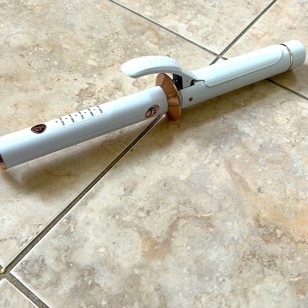 T3 TWIRL CERAMIC curling iron 1 1/4 inch barrel